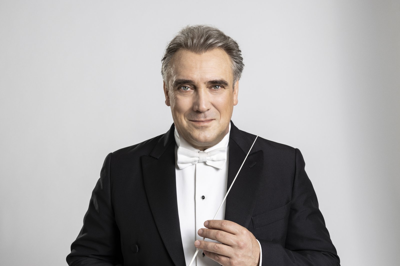 Portrait of Jaime Martín in white tie holding a baton