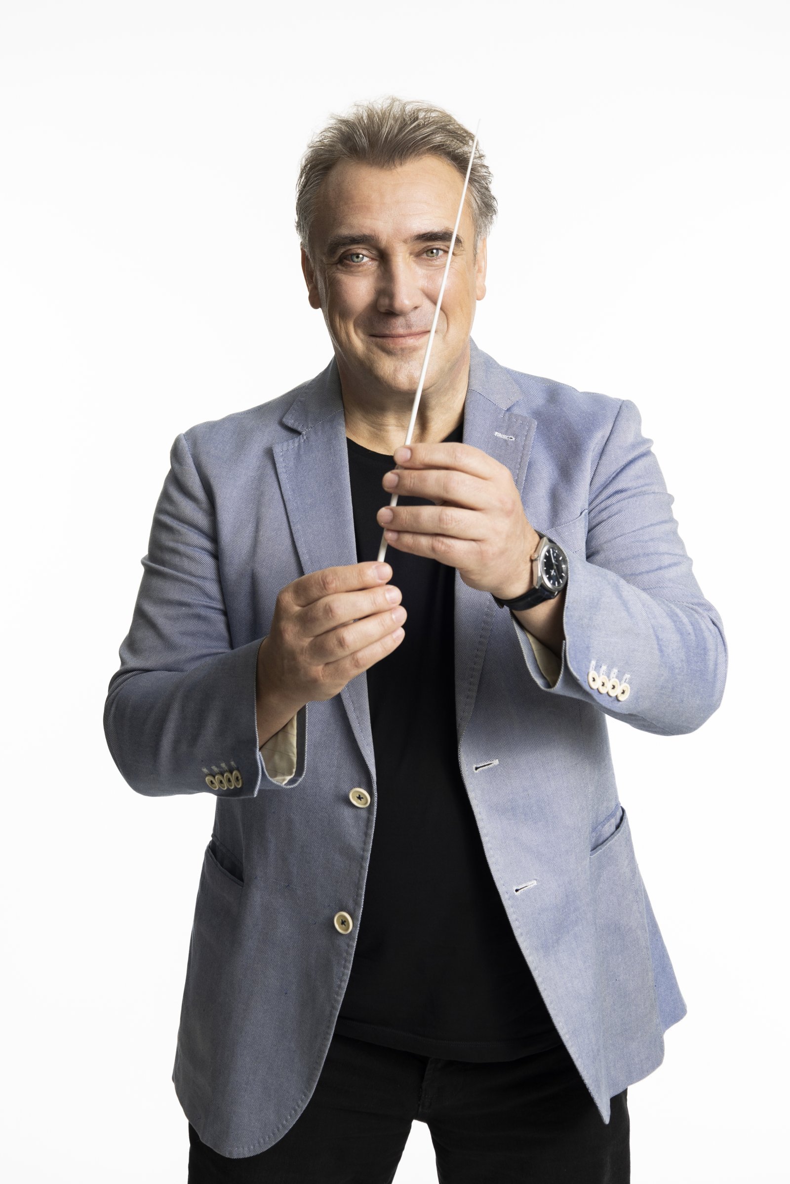 Full-length portrait of Jaime Martín holding a baton